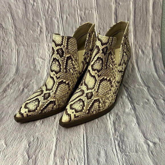 Vince Camuto Bootie Size 9 - Picture 4 of 7